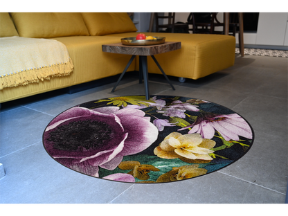 runde Fußmatte mit violett-gelben Blumen im Wohnzimmer